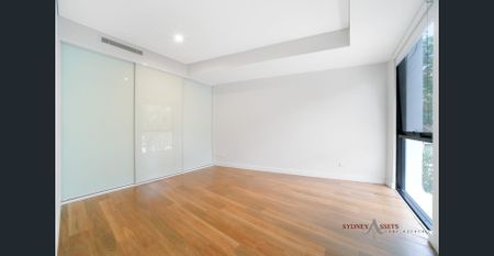Bright Stylish Spacious 1 Bedroom + Large Loggia/Study Apartment in a Convenient Location - Photo 3