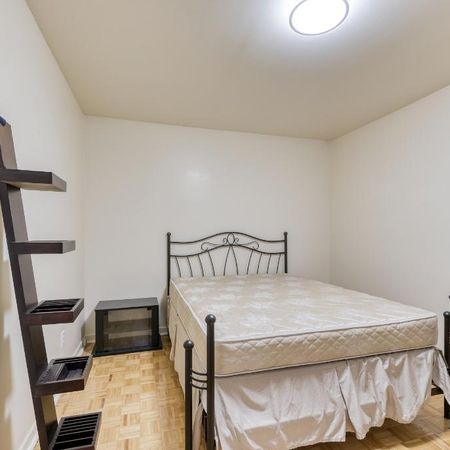 Très grand 3 1/2 , au demi-sous-sol d'un duplex dans emplacement très recherché - Photo 4