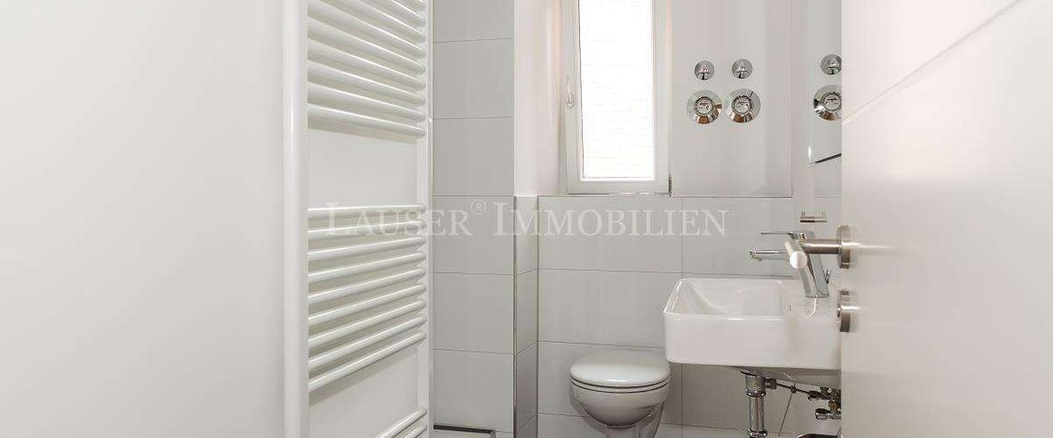 Attraktive Drei-Zimmer-Altbauwohnung mit Balkon in kernsaniertem Haus - Photo 1