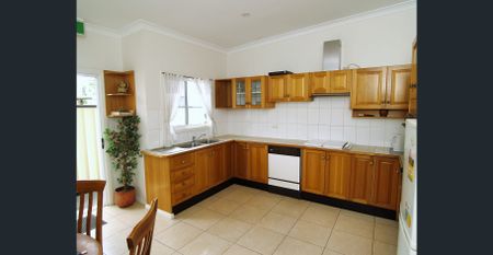 Walk to cafes, Enmore Park Aquatic Centre and Includes bills! - Photo 3