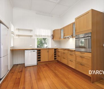 Warm and Charming Family Home - Photo 2