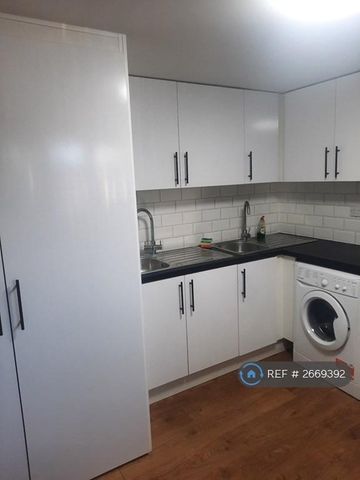 1 bedroom in a house share to rent - Photo 3