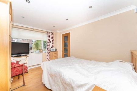 St Mary's Avenue, UB2 - Photo 2