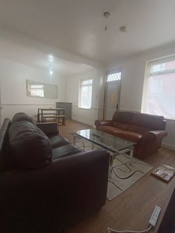 Room in a Shared House, Norway Street, M6 - Photo 3