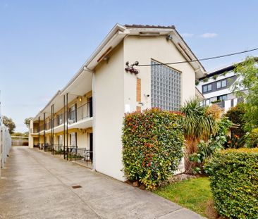 Easy Living in the Heart of Essendon – Water & Power Included - Photo 1