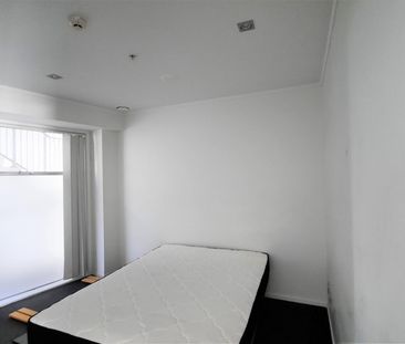 Spacious 2 Bedroom with Balcony - Photo 5