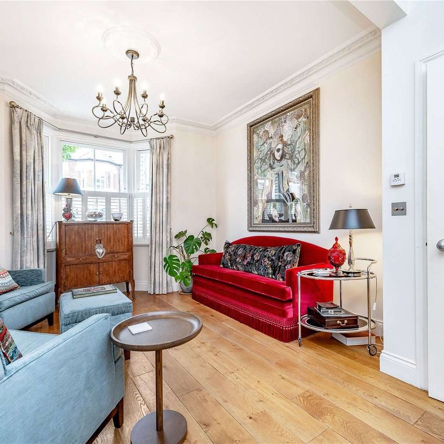 A beautifully finished family home with a large eat-in kitchen/dining room moments from Wandsworth Park. - Photo 1