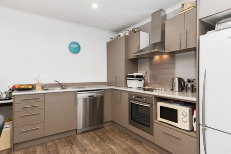 This well presented two bedroom townhouse is set in a handy location, just a short distance from Waikato Hospital and the CBD - ideal for hospital staff wanting a quick commute to work. - Photo 2