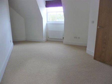 3 bedroom flat to rent - Photo 4