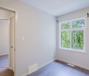 4plex in Modern 3 Bed / 1.5 Bath Suite – Spacious & Bright! - Photo 4
