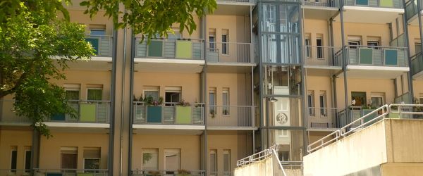 2 Zimmer, Küche, Dusche, Balkon, Aufzug, EG links - Photo 1