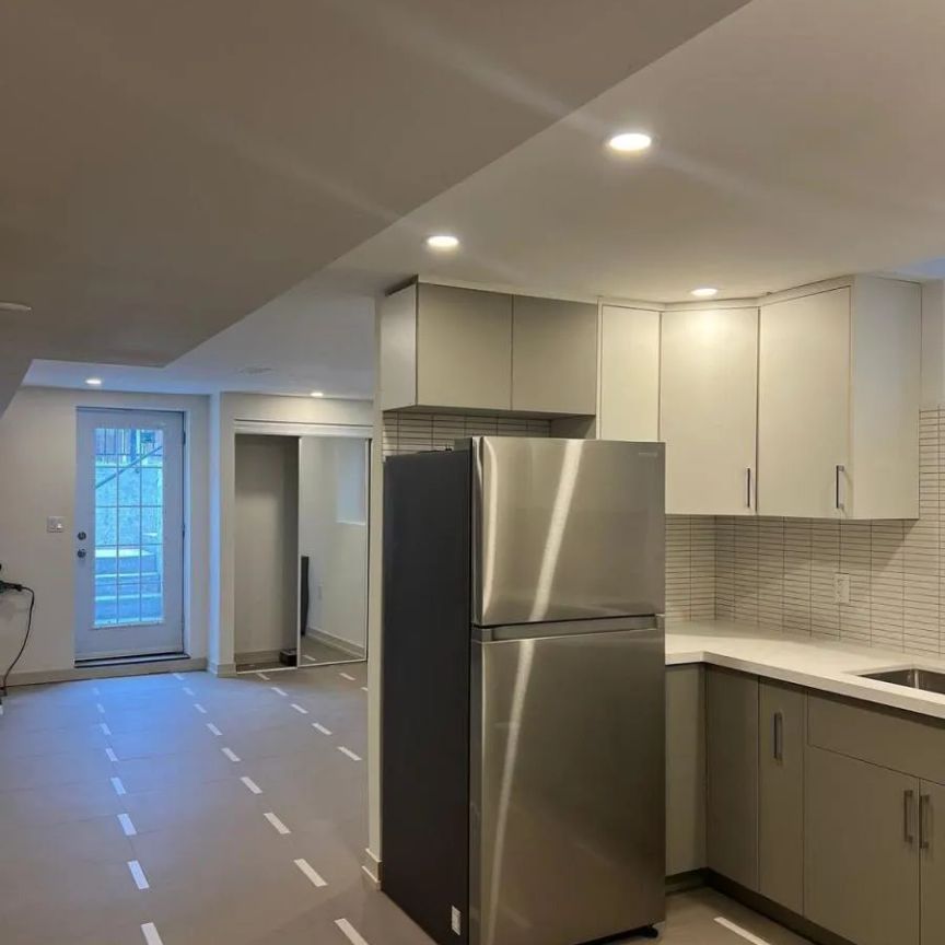 1042 KINGPEAK CRESCENT - Photo 1