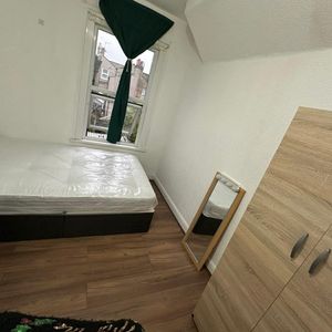 Room in a Shared House, Eric Road, E7 - Photo 3
