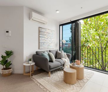 Light-Filled and Chic Bayside Living with Rooftop Oasis! - Photo 2