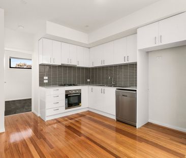 2/43 Albion Street, Essendon VIC 3040 - Photo 2