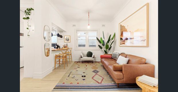 SIX MONTH LEASE - Luxe Art Deco Semi-Sized Apartment With Additional Sunroom Or Study - 450M To Bondi Beach - Photo 1