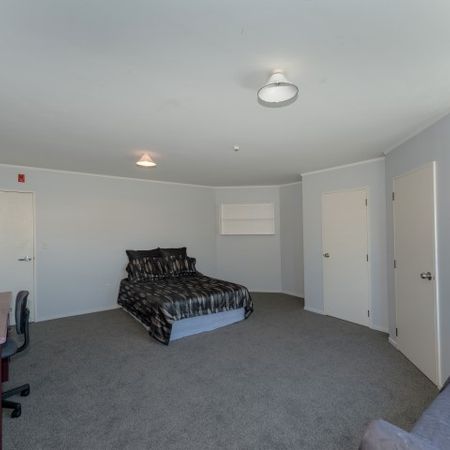 The rental for this furnished studio unit covers power expenses and offers the convenience of an ensuite bathroom and a compact kitchenette. - Photo 3