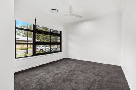 Modern and Stylish 4-Bedroom House - Ducted Air Con! - Photo 2