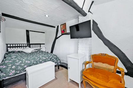 A pretty brick and flint character cottage located in the picturesque village of Radnage - Photo 3