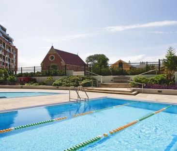 Stunning One Bedroom Apartment in Wolli Creek - Photo 3