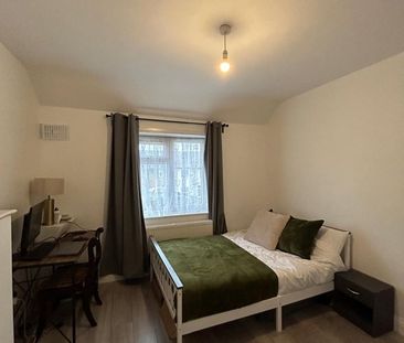 Room in a Shared House, Capstone Road, BR1 - Photo 5