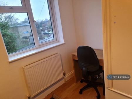 1 bedroom in a house share to rent - Photo 3