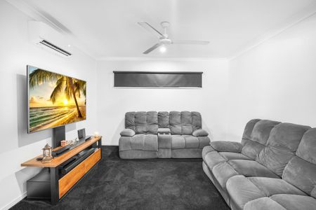 SPACIOUS FAMILY HOME WITH POOL, IN SOUGHT AFTER LOCATION! - Photo 3