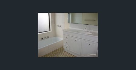 Family-Friendly Comfort Near Parks & Transport! - Photo 3