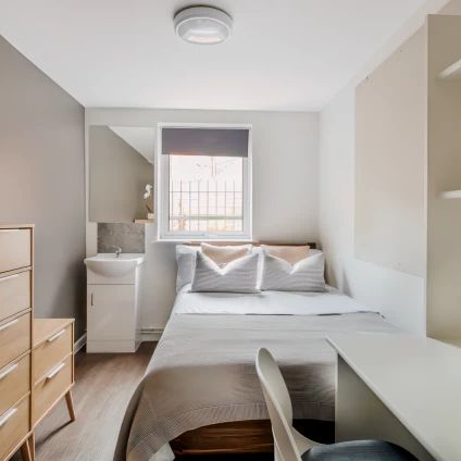 5 Bedrooms 2 Bathrooms - Photo 1