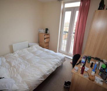3 bedroom flat to rent - Photo 2