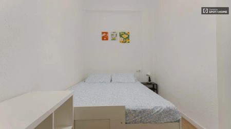 Room in a shared 8-bedroom apartment for rent in Arrancapins, professionals and students. - Photo 5
