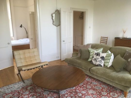 Townhouse in Camden, close to Regents Park. Bedroom with own lounge and bathroom. NW1. - Photo 1