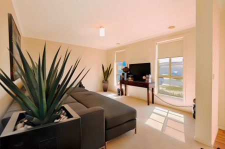 2 Bed, 1 Bath - Photo 2