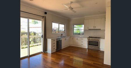 PERFECTLY LOCATED IN THE HEART OF GEMBOOK - Photo 3