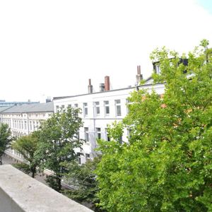 Mitten in der City! - Tolle 2- Zimmer Wohnung mit Balkon und Wohnküche, 3. OG. links, Deb-Nr. 40107 - Photo 2