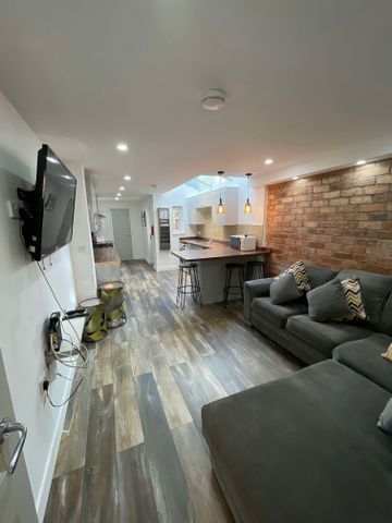 Mowbray Street Room 5 - Photo 2