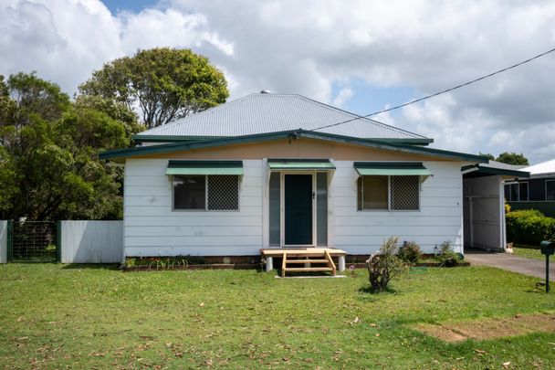 Charming 4-Bedroom Cottage - Photo 1