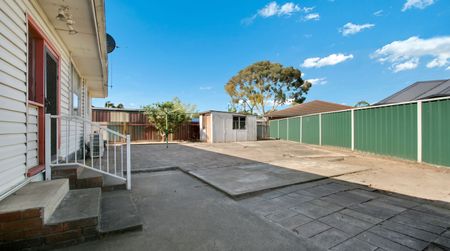 Spacious 4-Bedroom Family Home in a Prime Penrith CBD Location - Photo 2