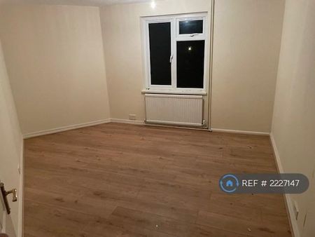 3 bedroom flat to rent - Photo 5