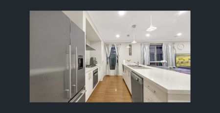 Family home near School and amenities! - Photo 4