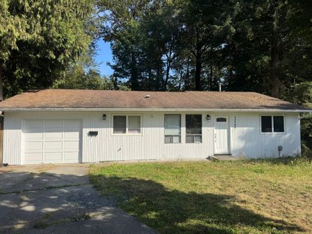 Spacious Upper Home - Photo 5