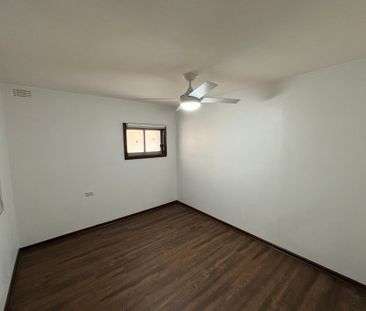 Elegant Elder - Photo 4