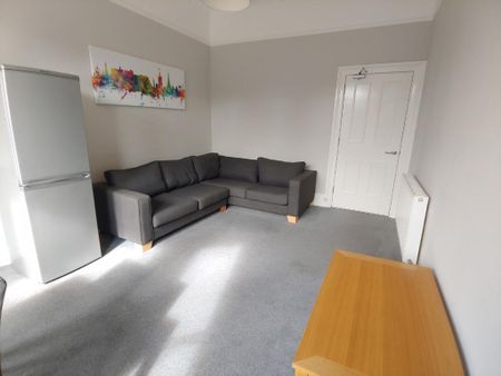 3 bedroom flat to rent - Photo 2