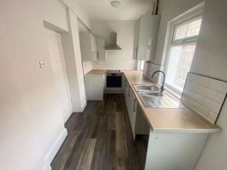 2 bedroom terraced house to rent - Photo 4