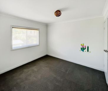 NEAT & SPACIOUS THREE BEDROOM UNIT IN PRIME LOCATION - Photo 4