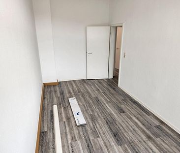 Plauen - 2-Raum hell und gut geschnitten, Einbauküche, großer Balkon nach Süden, Stellpl. im Hof möglich - Foto 2