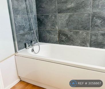 4 bedroom semi-detached house to rent - Photo 4