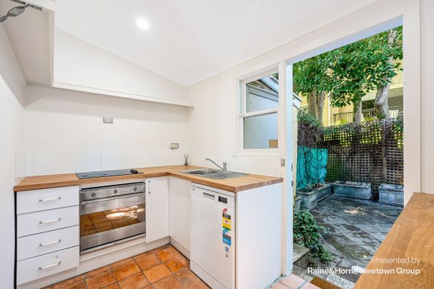 Charming 2-Bedroom Home with Leafy Courtyard in Prime Woollahra Location - Photo 1
