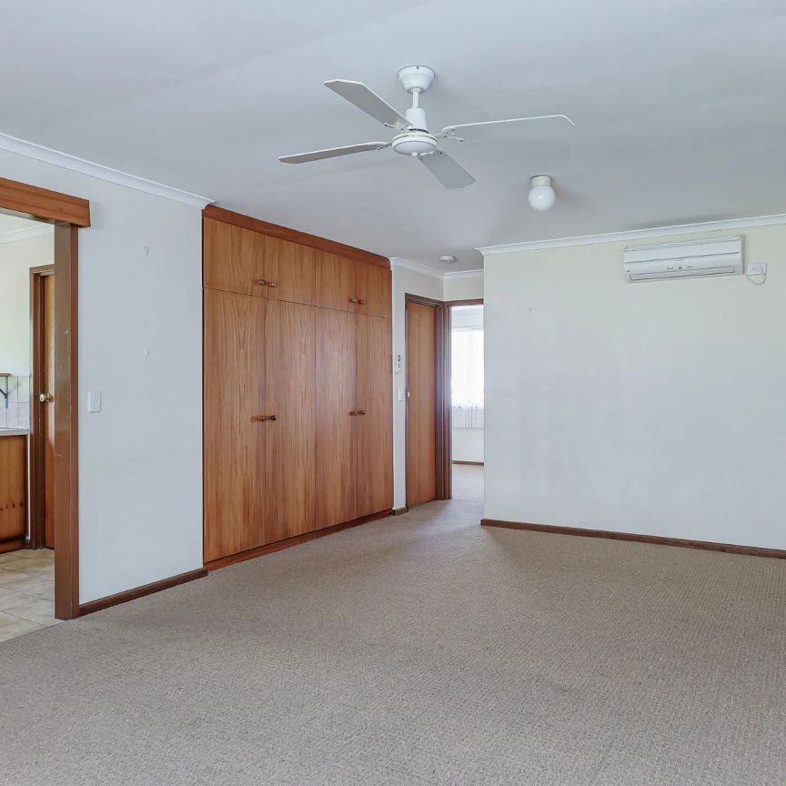 Well-appointed home in a neighbourhood filled with conveniences! - Photo 1