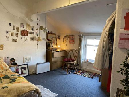 4 bedroom semi-detached house to rent - Photo 4